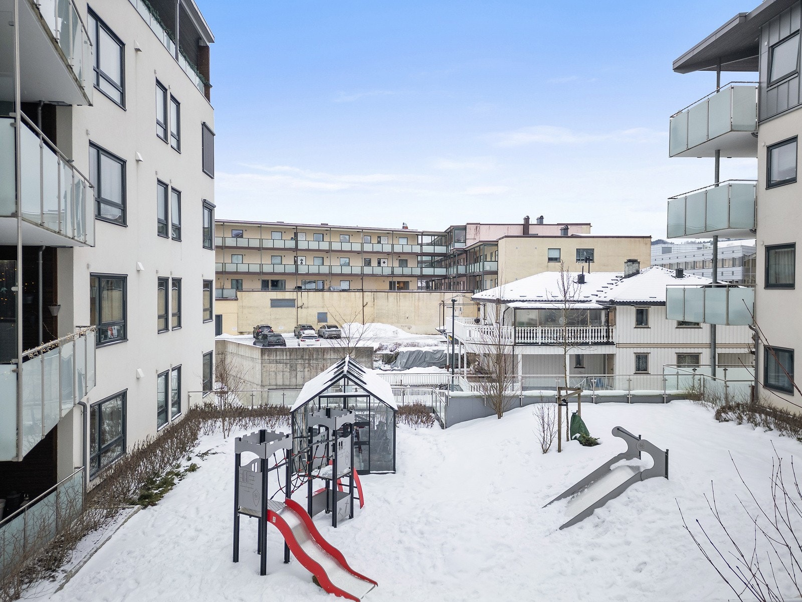 Fine fellesarealer i borettslaget med stedvis beplantning, steinbelagte internveier, drivhus og godt utstyrte lekearealer for de minste beboerne. Galleribilde