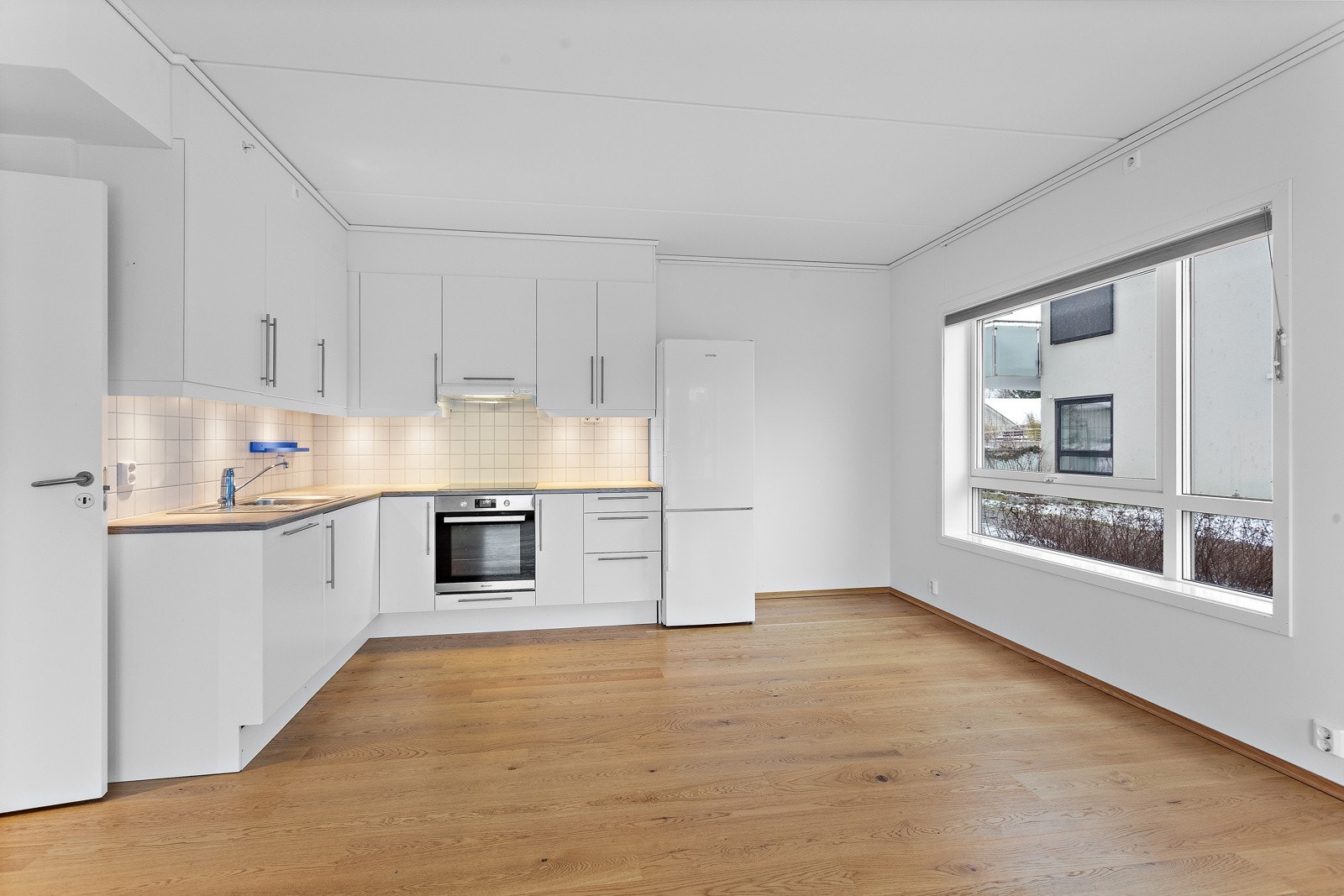 Kjøkken med god plass til spisestue.. Galleribilde