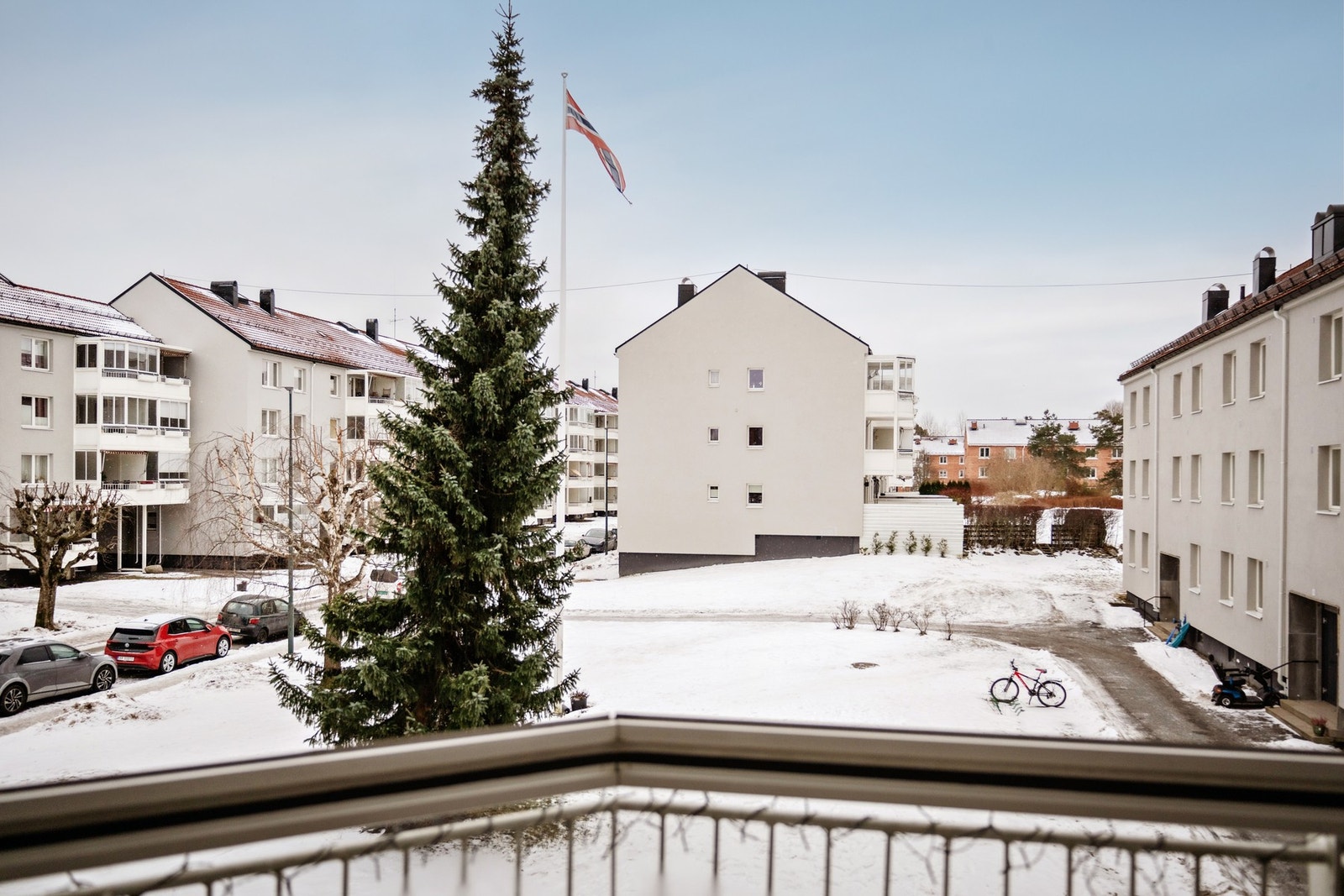 Balkongen vender mot et hyggelig og pent opparbeidet fellesområde, som prydes av fine grøntområder på sommeren. Galleribilde