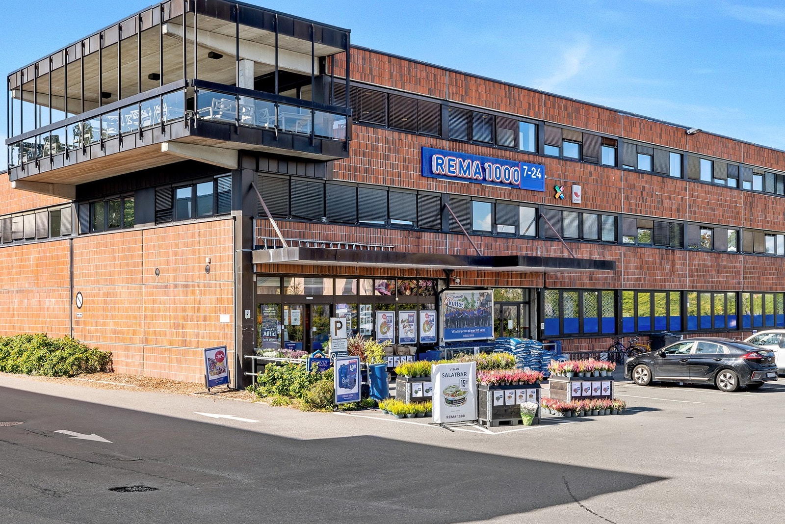 Rikt utvalg av dagligvarebutikker i gåavstand med blant annet Rema 1000, Kiwi og Meny på Lambertseter senter. Galleribilde