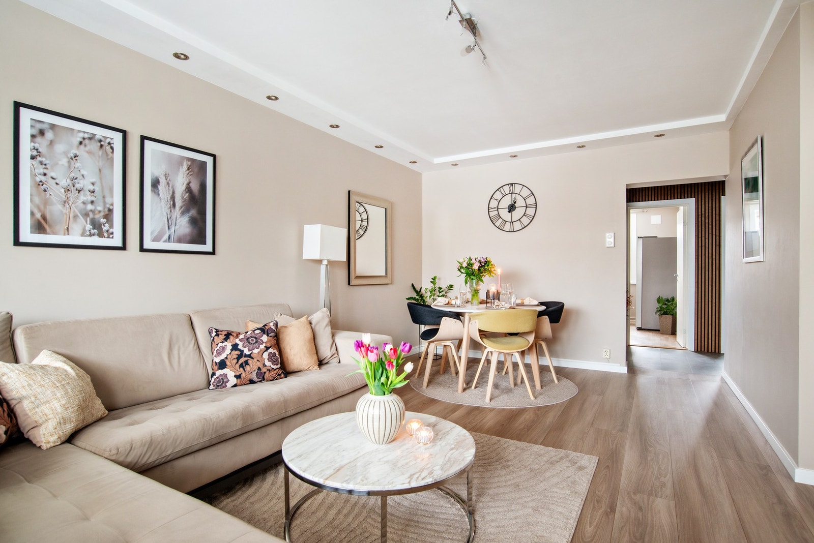 Dette er en lys og moderne 3-roms beliggende fint til i 2. etasje med etterspurt beliggenhet. Galleribilde