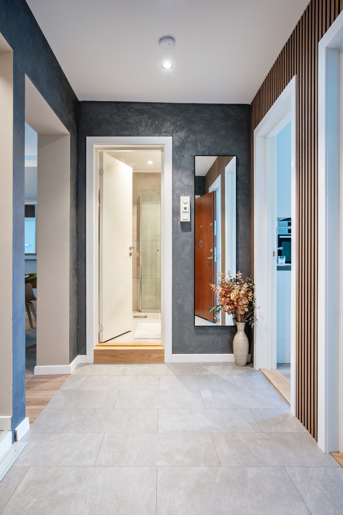 Videre fra entréen går veien inn til badet. Galleribilde