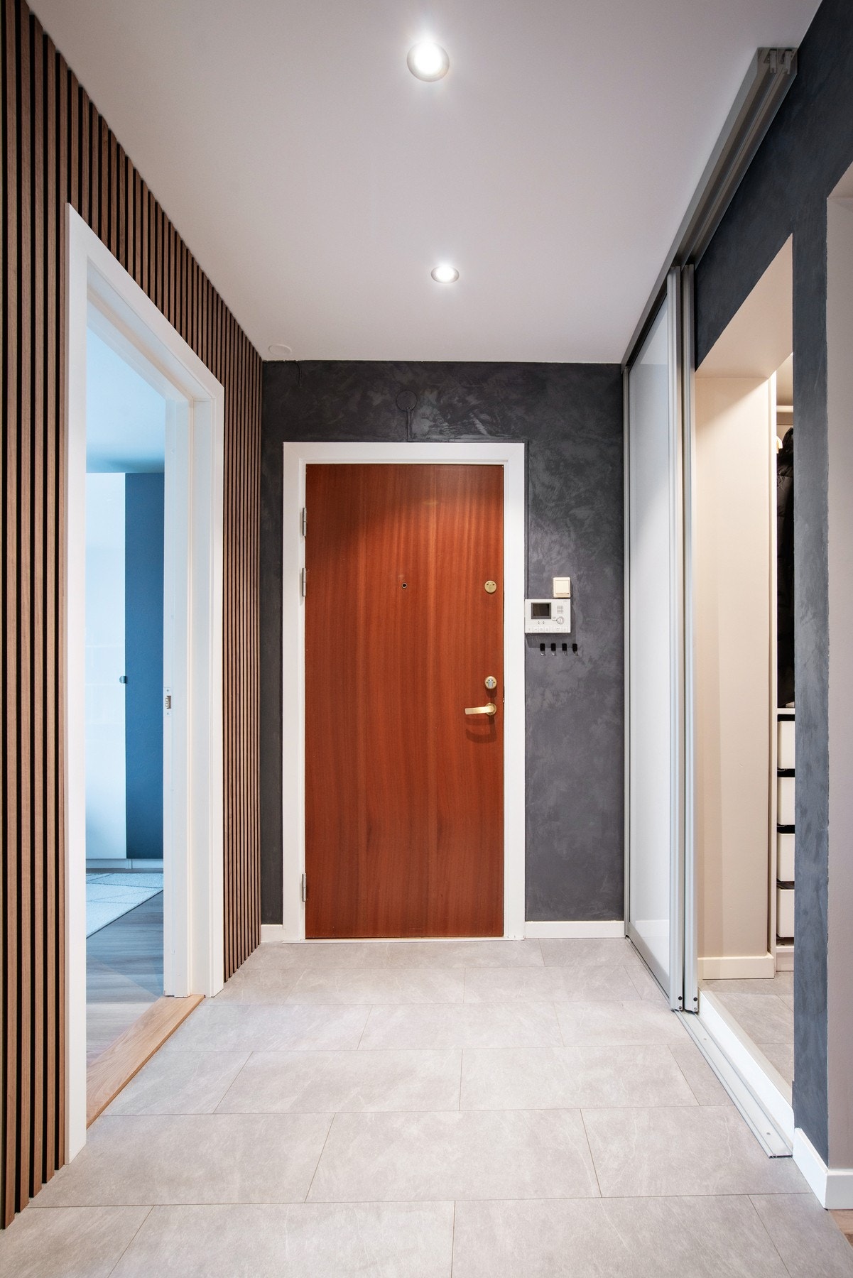 Du ønskes velkommen inn til en romslig og tiltalende entré med adkomst til et omkledningsrom. Galleribilde