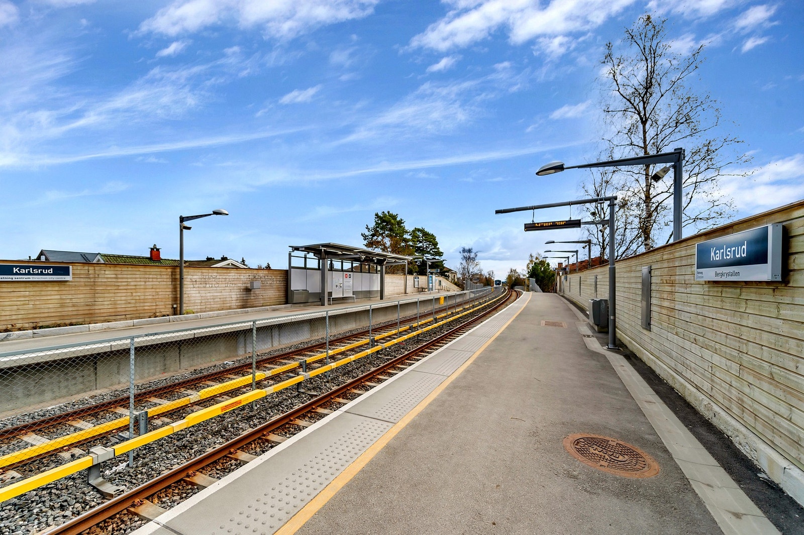 Ca. 2 minutters gange til Karlsrud T-bane (linje 1 og 4) som bruker ca. 17 minutter inn til Jernbanetorget. Galleribilde