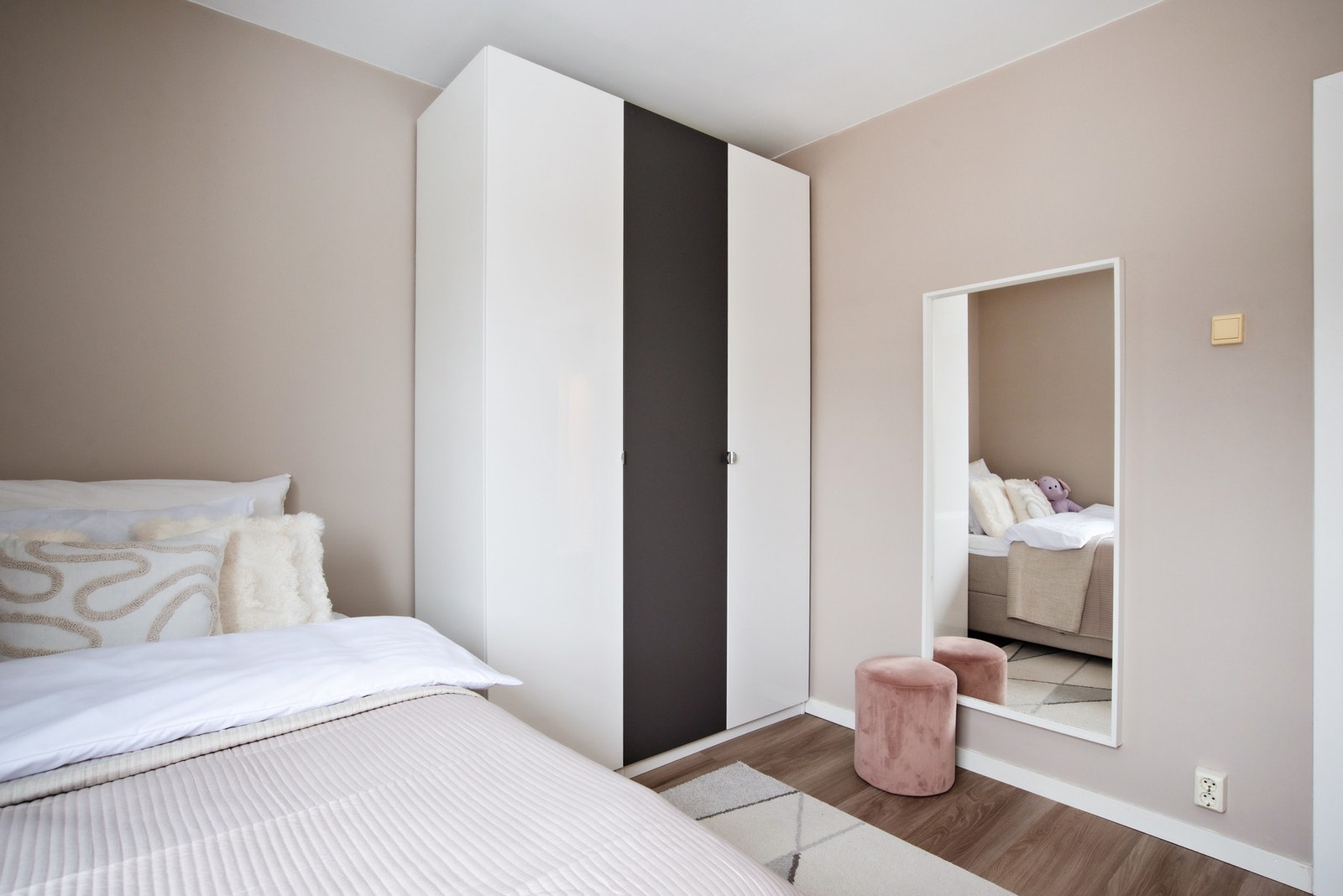 Rommet har god plass til seng, garderobeskap og et skrivebord. Galleribilde