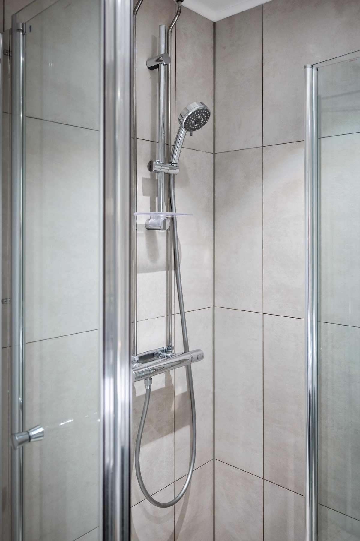 Dusjsonen er nedsenket med svingdører i glass. Galleribilde