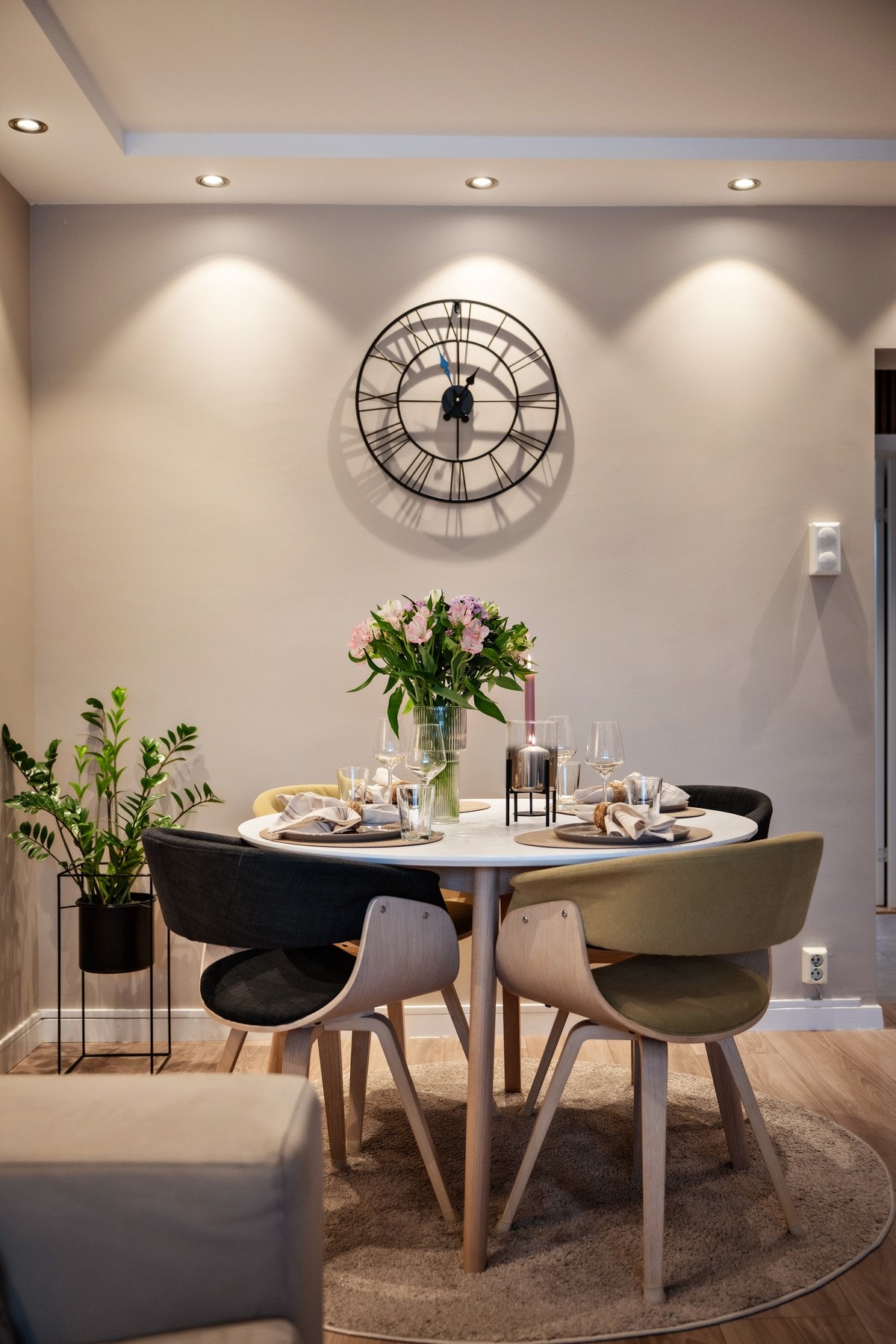 Det er tilrettelagt plass for en hyggelig spisesone i enden av rommet - som gir en flott soneinndeling i stuen. Galleribilde