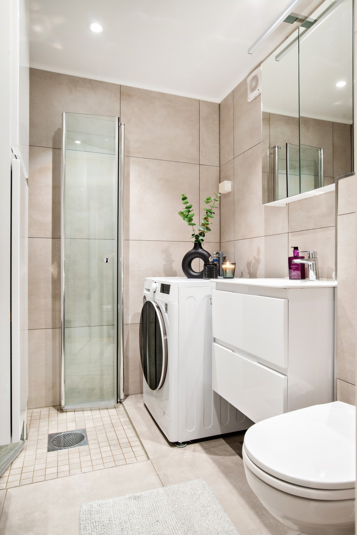 Velholdt baderom, oppgradert i 2023 med ny membran, varmekabler, samt nye fliser og innredning. Galleribilde