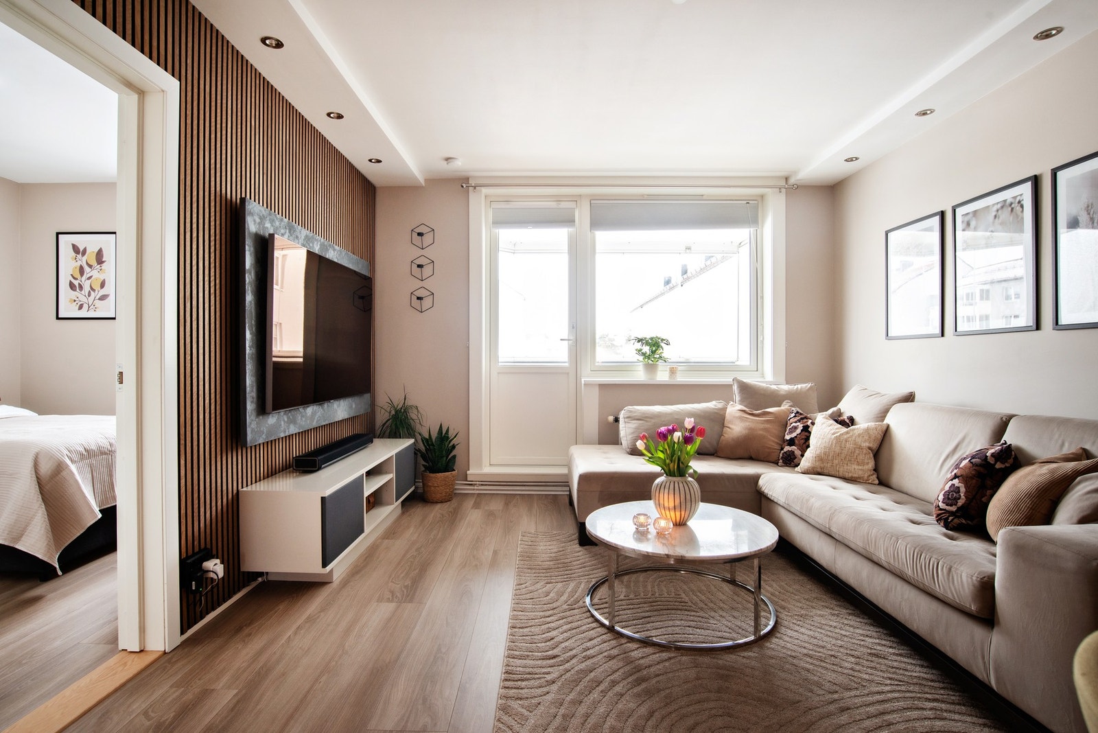 Stuen har store vindusflater som gir rikelig med lysinnslipp til rommet. Galleribilde