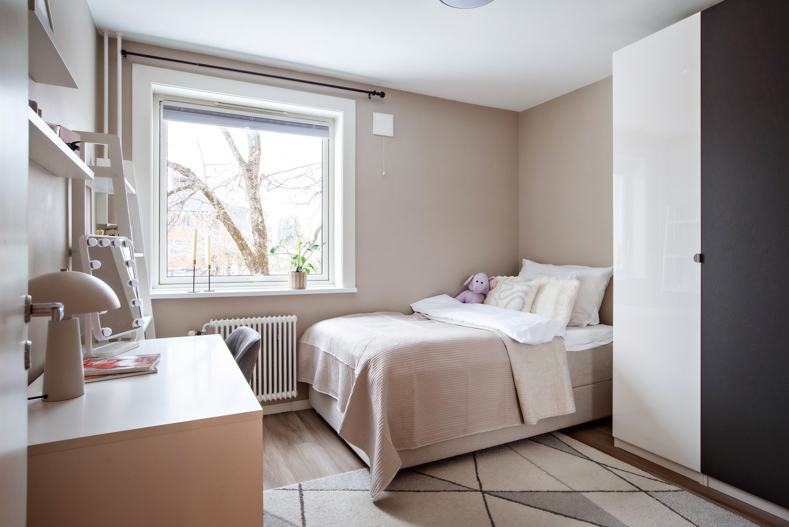 Soverom 2 har adkomst fra entréen, og er også av god størrelse. Galleribilde