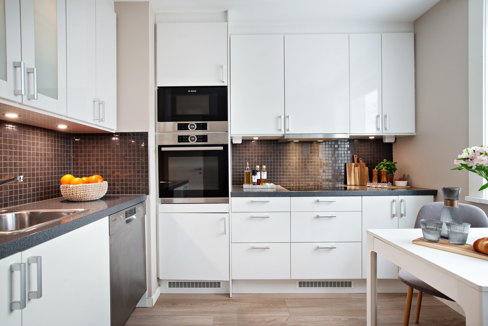 Videre er kjøkkenet utstyrt med integrert induksjonsplatetopp, stekeovn og mikrobølgeovn. Opplegg for oppvaskmaskin, samt frittstående side-by-side kjøleskap. Galleribilde