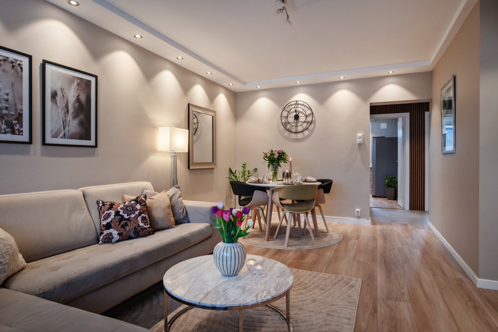 Takhøyden i stuen er målt til ca. 2,52 meter med pene downlights i kasse som gir et moderne preg. Galleribilde