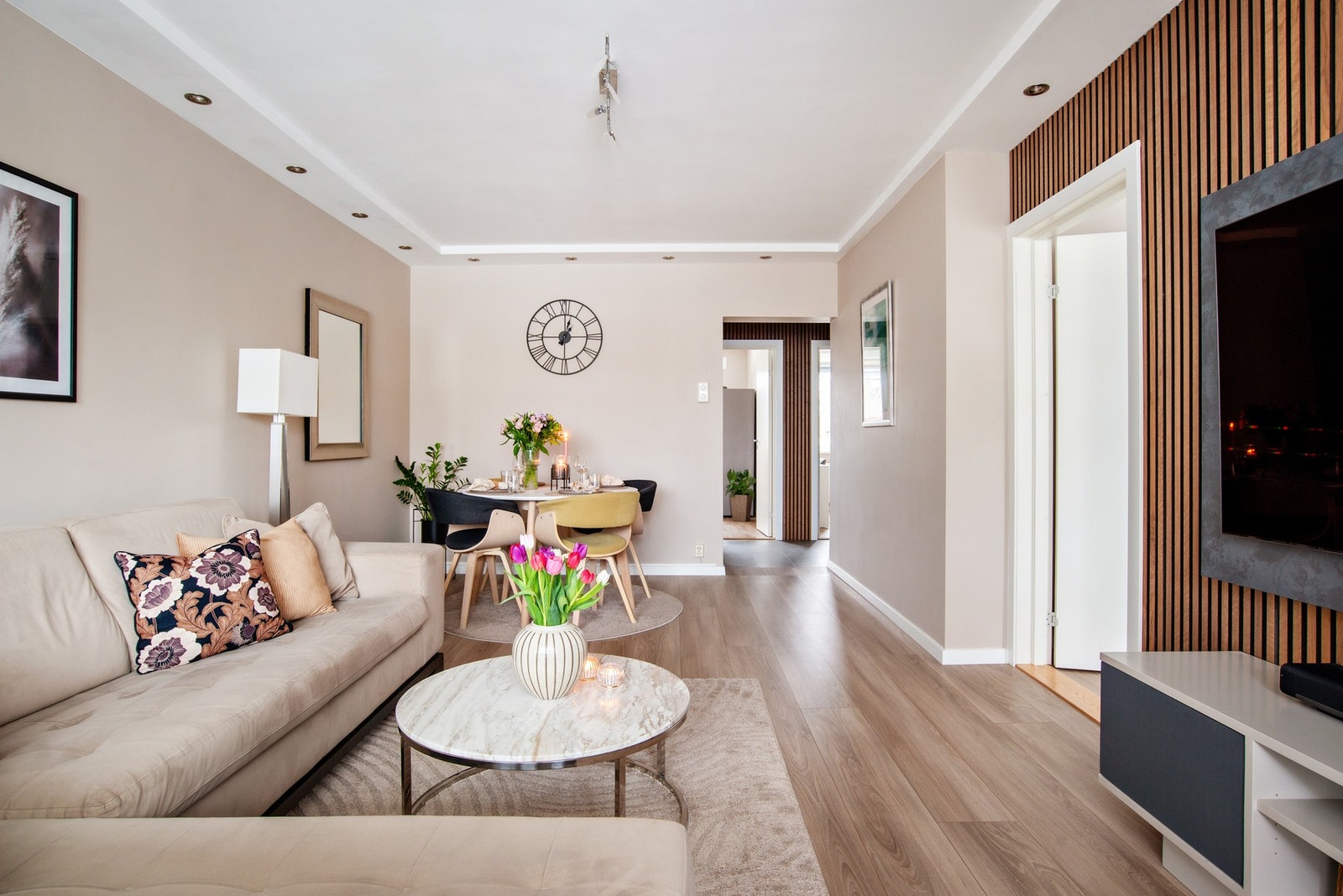 Takhøyden i stuen er målt til ca. meter og gir en ellers god romfølelse med moderne overflater. Galleribilde