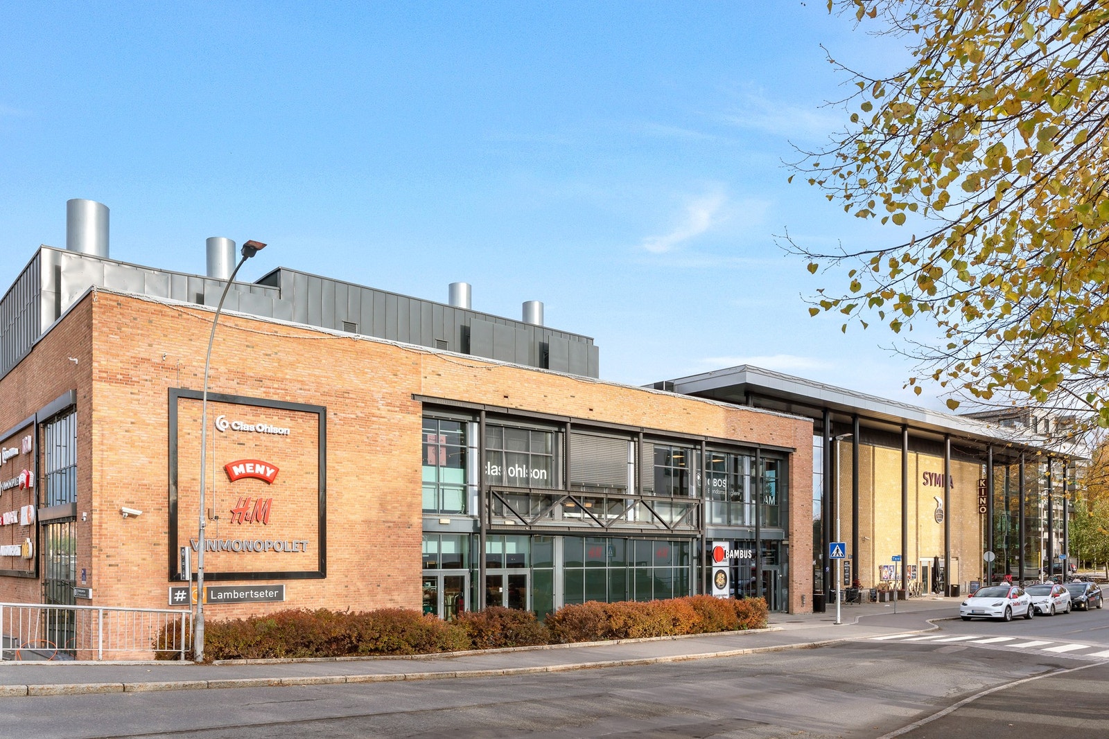 Populære Lambertseter senter med et riktig utvalg av servicetilbud, samt Symra Kino. Galleribilde