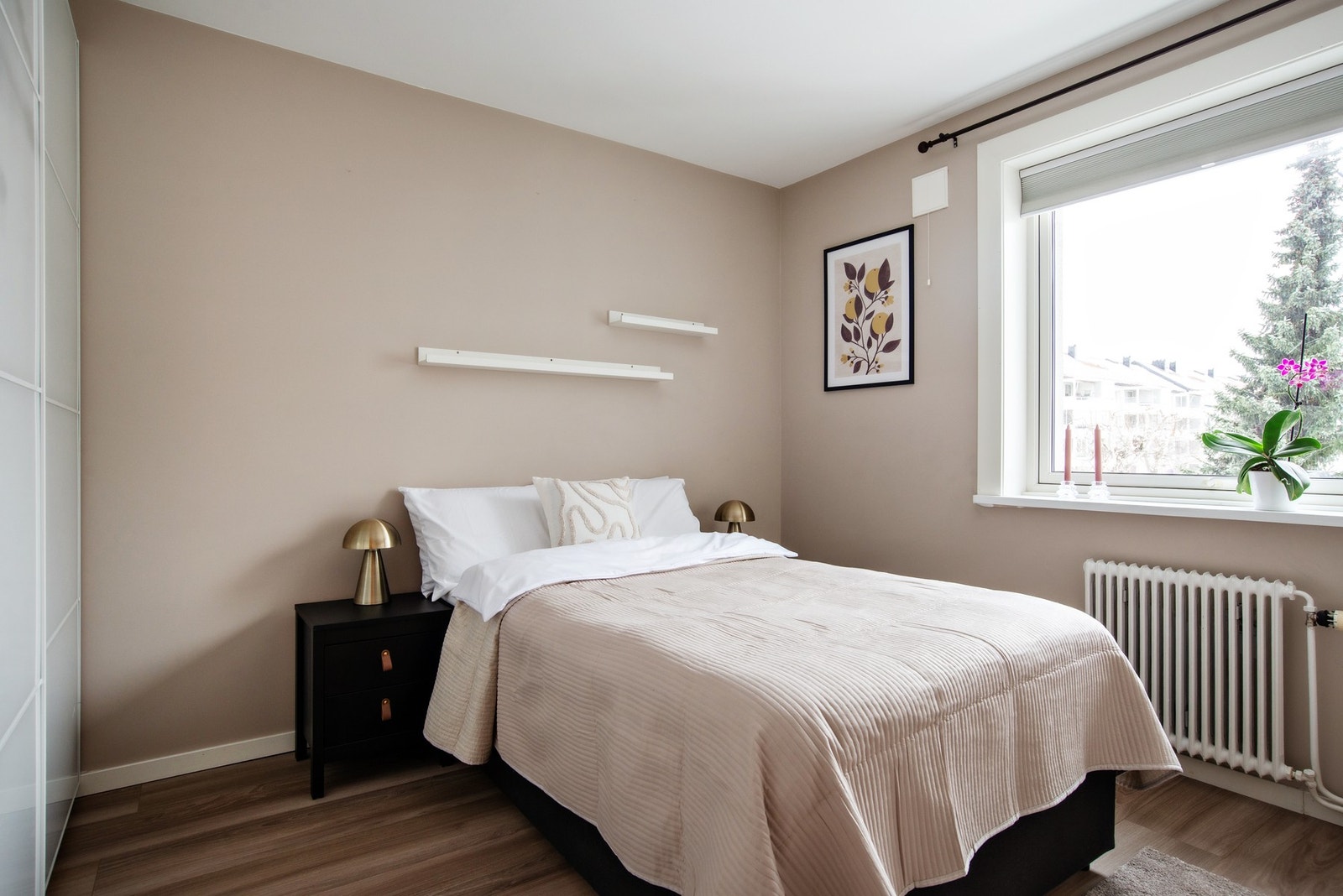 Leiligheten har to flotte og gode soverom, som ligger behagelig adskilt på hver sin side av boligen. Galleribilde