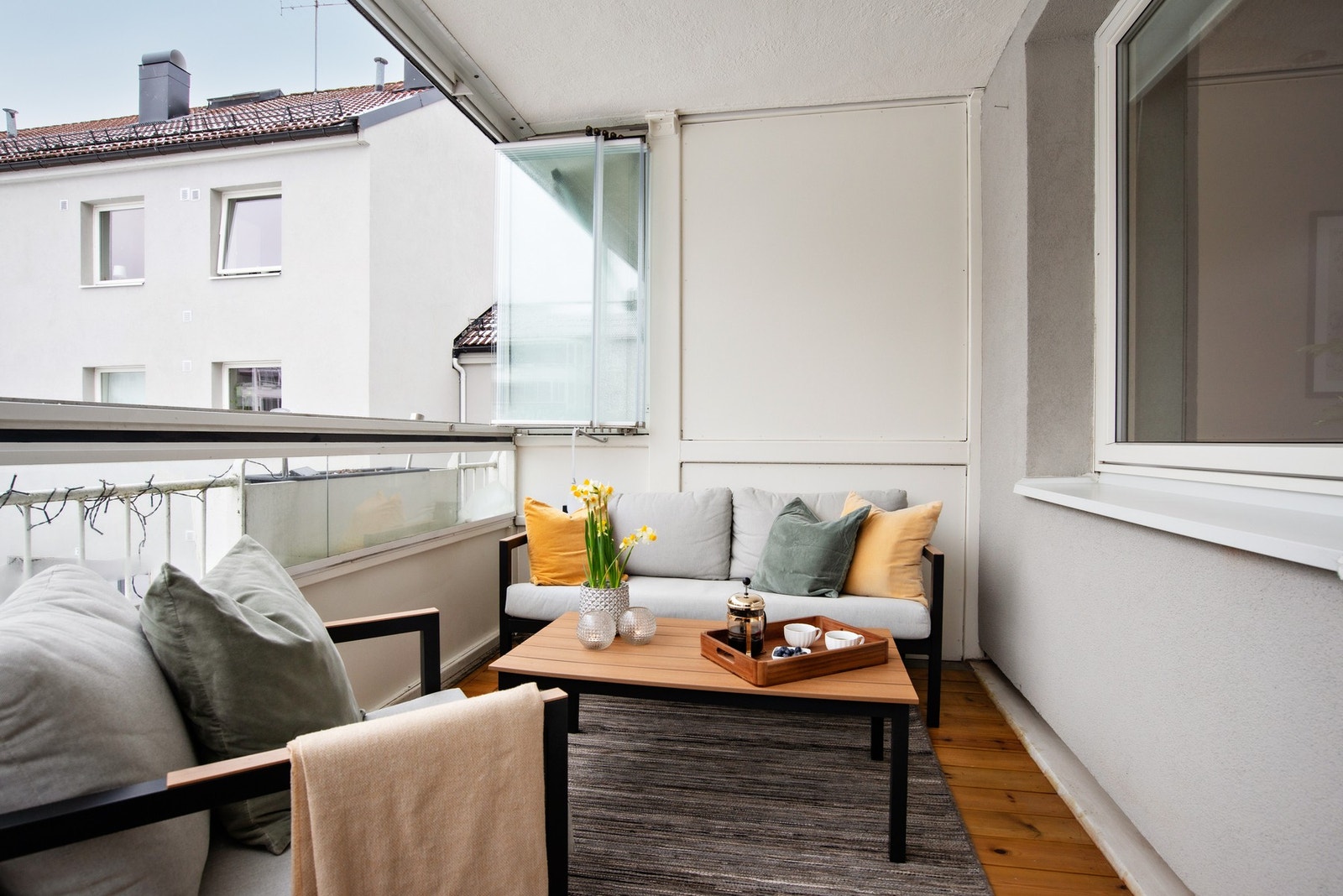 Fra stuen er det utgang til en sydvendt, innglasset balkong på ca. 9 m². Galleribilde