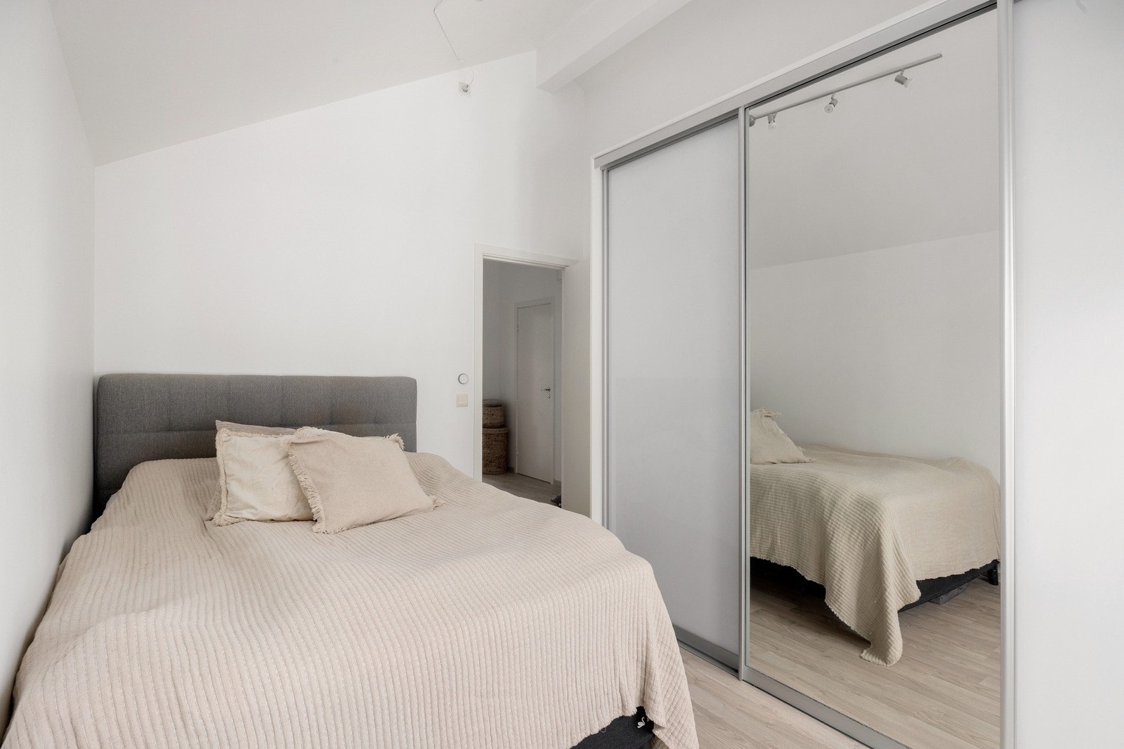 Her er det plass til dobbeltseng og diverse møblement. Det er god lagringsplass i skyvedørsgarderoben. Galleribilde