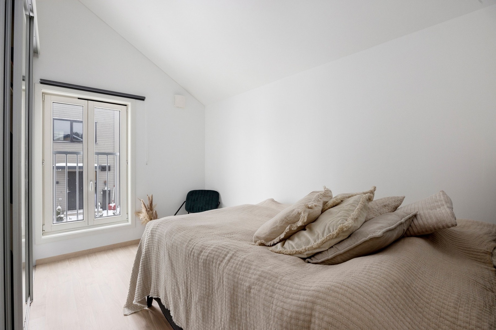 Romslig hovedsoverom med store vindusflater. Galleribilde