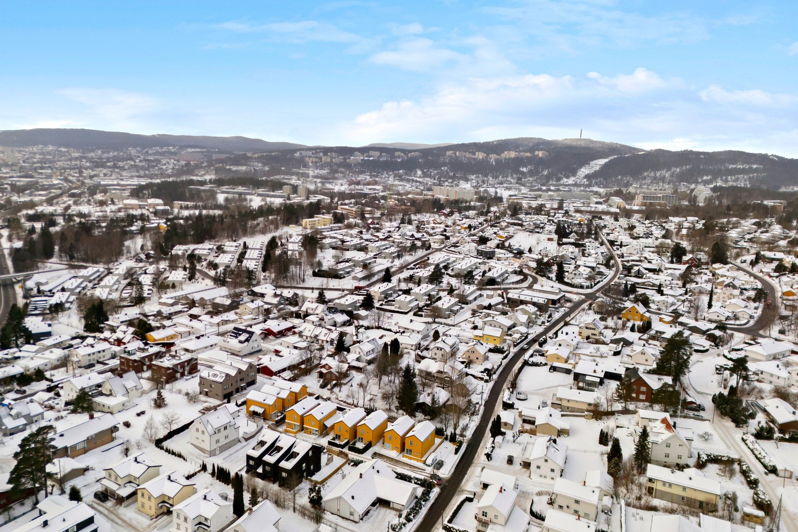 Boligen har en attraktiv beliggenhet med nærhet til både kollektiv, kjøpesenter, skole og marka. Galleribilde