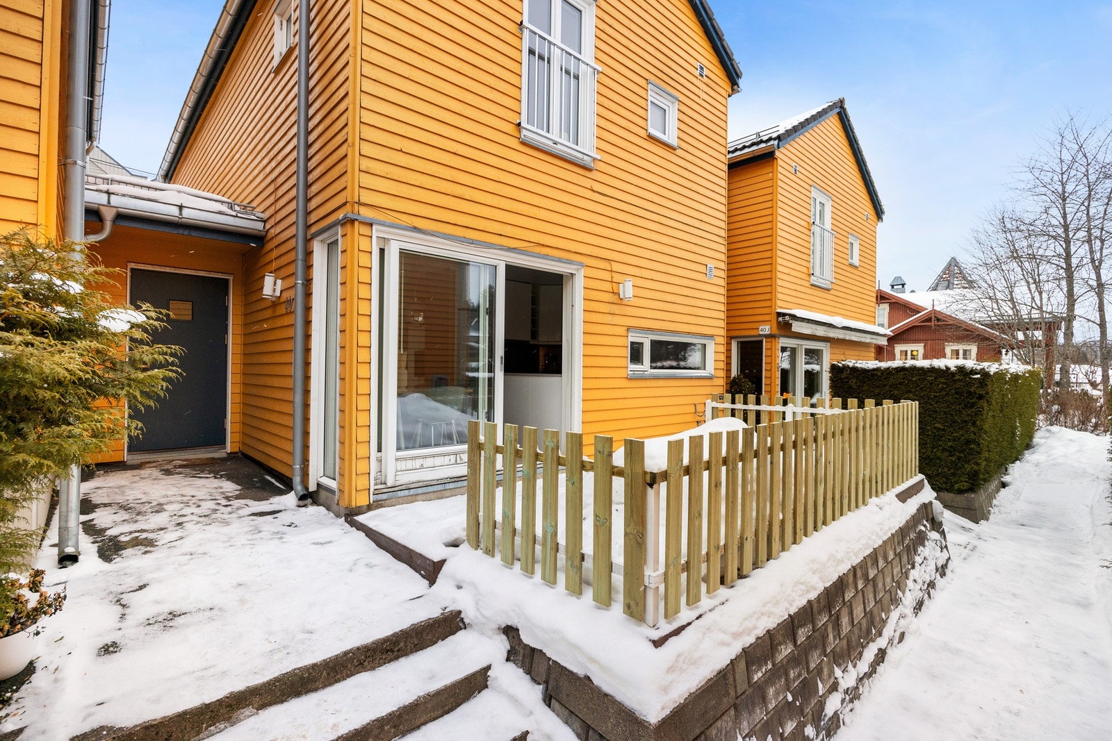 Boligen er gjennomgående og har to hyggelige uteplasser, en på hver side. Galleribilde