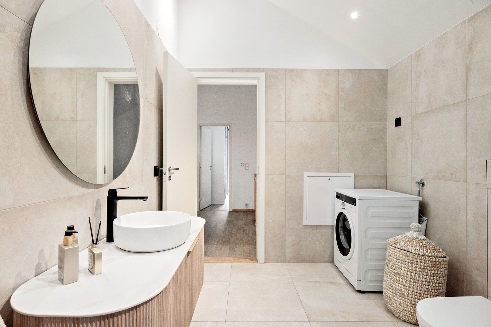 Innredningen består av dusj med herdet glass, ovenpåliggende servant, veggfestet klosett og det er opplegg for vaskemaskin. Galleribilde