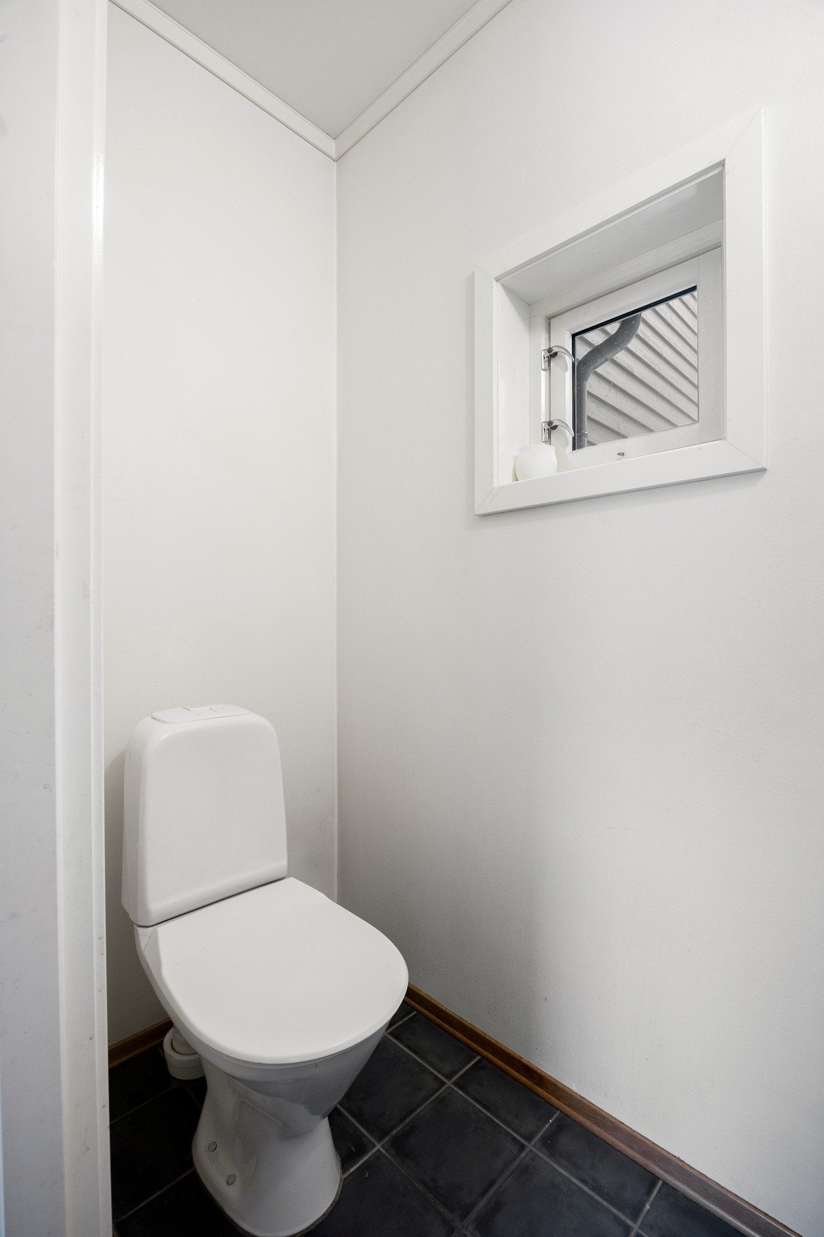 Toalettrommet er innredet med toalett og servant.
Det er avvik fra godkjente byggetegninger - rommet er originalt en bod og ikke godkjent som toalettrom. Galleribilde