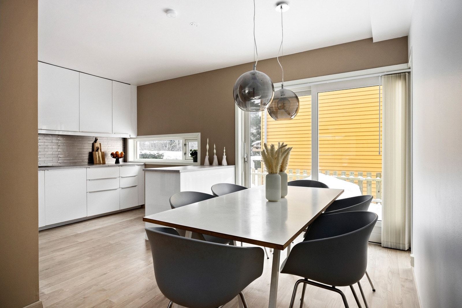 Det er god plass til en stor spisegruppe med plass til mange rundt bordet. Nyt måltider med familie og venner! Galleribilde