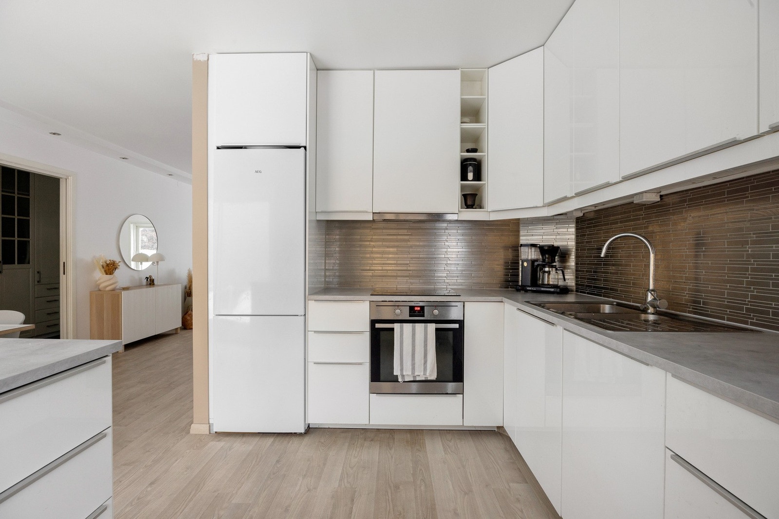 Her er det god plass til oppbevaring av kjøkkenutstyr og matlaging. Galleribilde