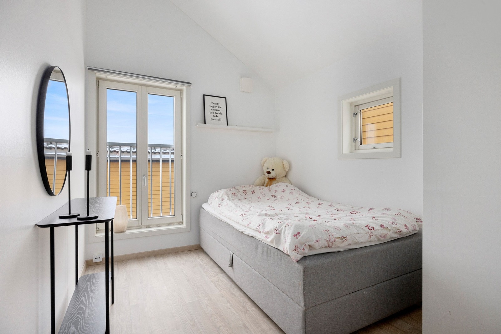 Boligens andre soverom passer ypperlig som barnerom, gjesterom eller kontor. Galleribilde