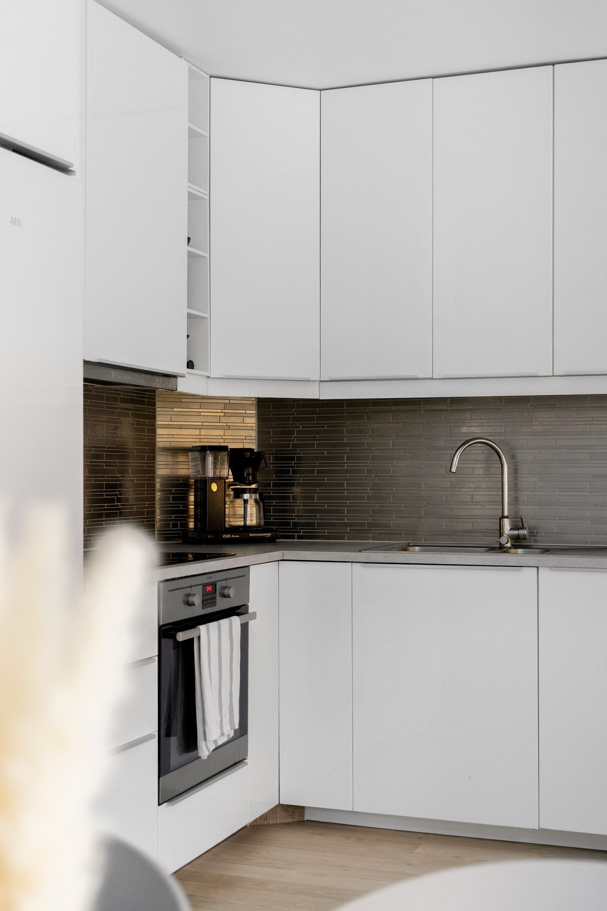 Kjøkkenet er utstyrt med integrerte hvitevarer som platetopp, stekeovn og oppvaskmaskin. Her er det forresten kjøkkenventilator med avtrekk ut! Galleribilde