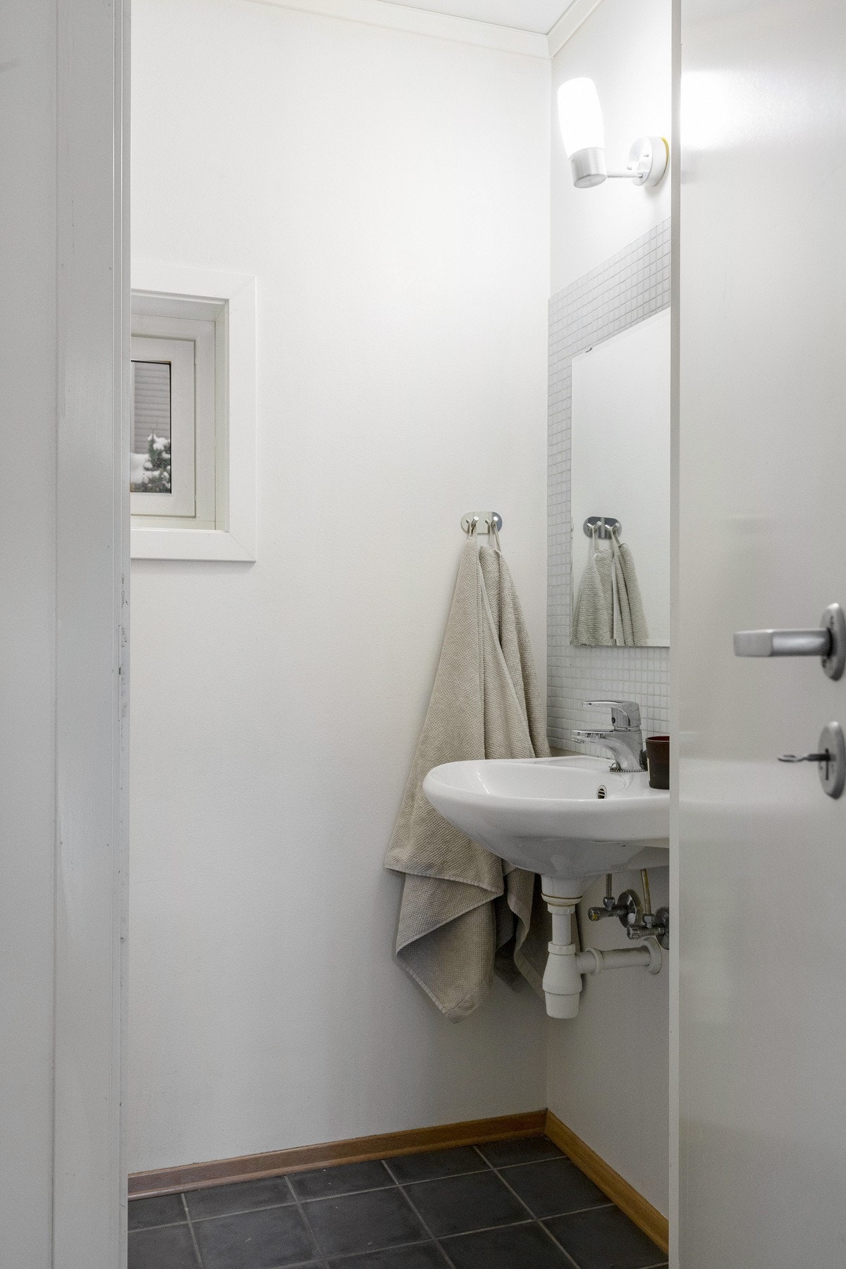 Fra inngangspartiet kommer du til et toalettrom med varmekabler i gulvet.
Det er avvik fra godkjente byggetegninger - rommet er originalt en bod og ikke godkjent som toalettrom. Galleribilde