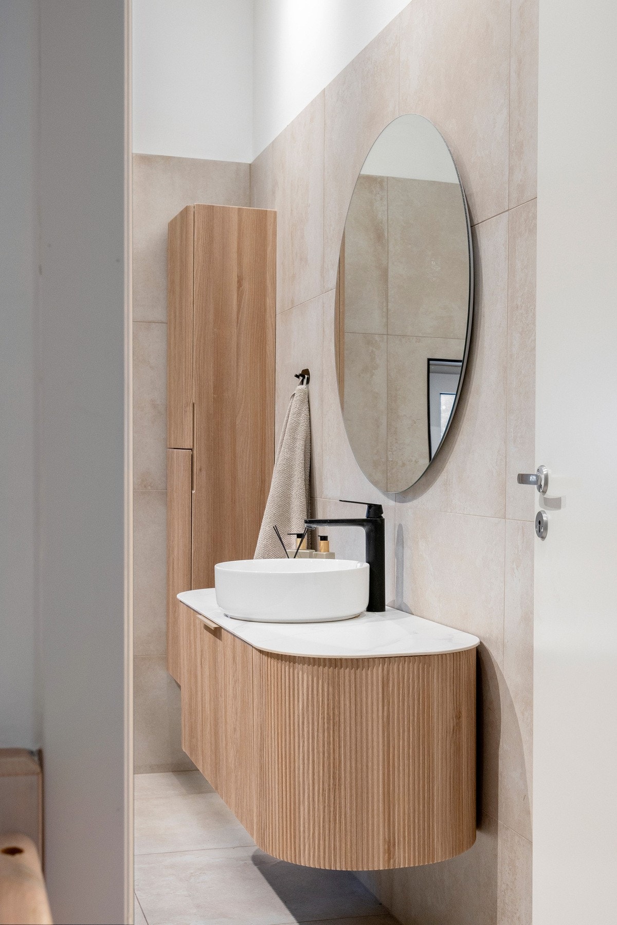 Det er mye plass til oppbevaring av toalettsaker og tekstiler i innredningen. Galleribilde