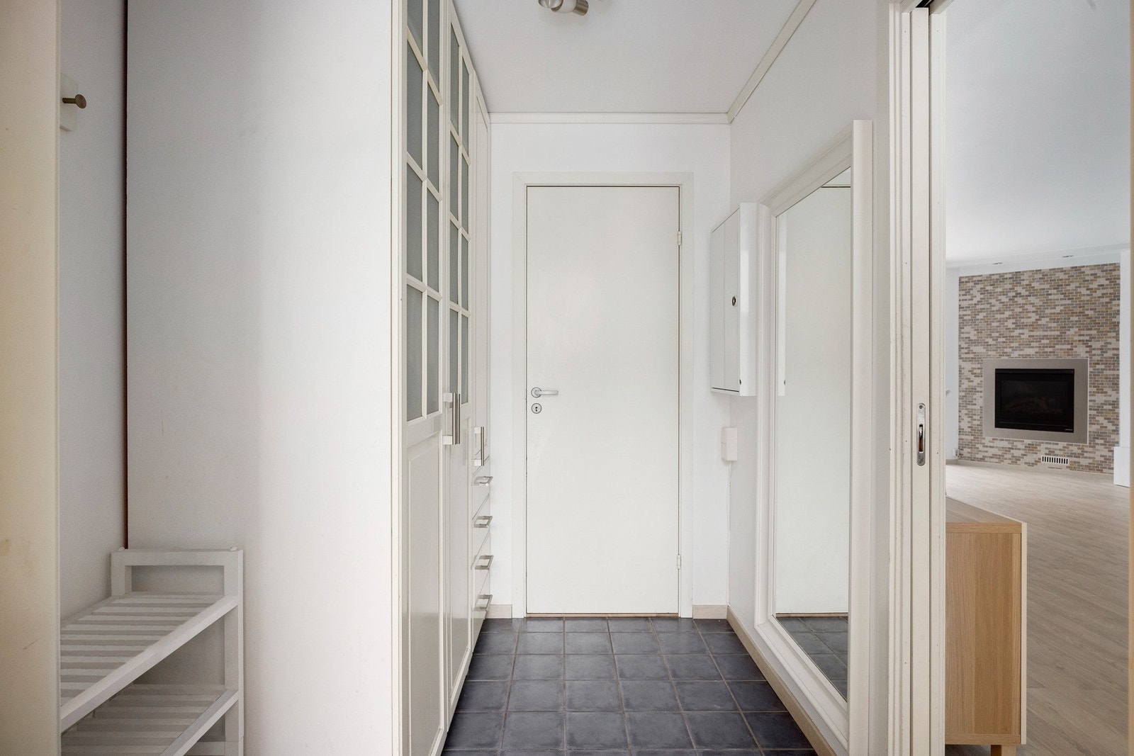 Velkommen hjem! Inngangspartiet har god plass til oppbevaring av yttertøy og sko. Det er varmekabler i gulvet. Galleribilde