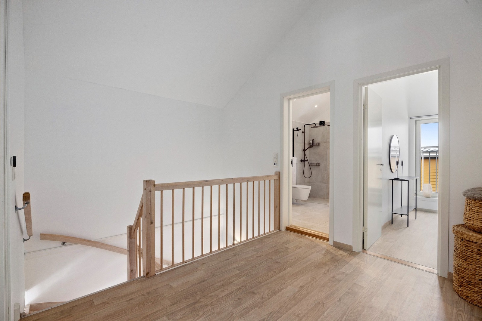 Når du kommer opp i 2.etasje blir du møtt av en romslig hall. Hallen binder sammen alle rommene i etasjen. Galleribilde