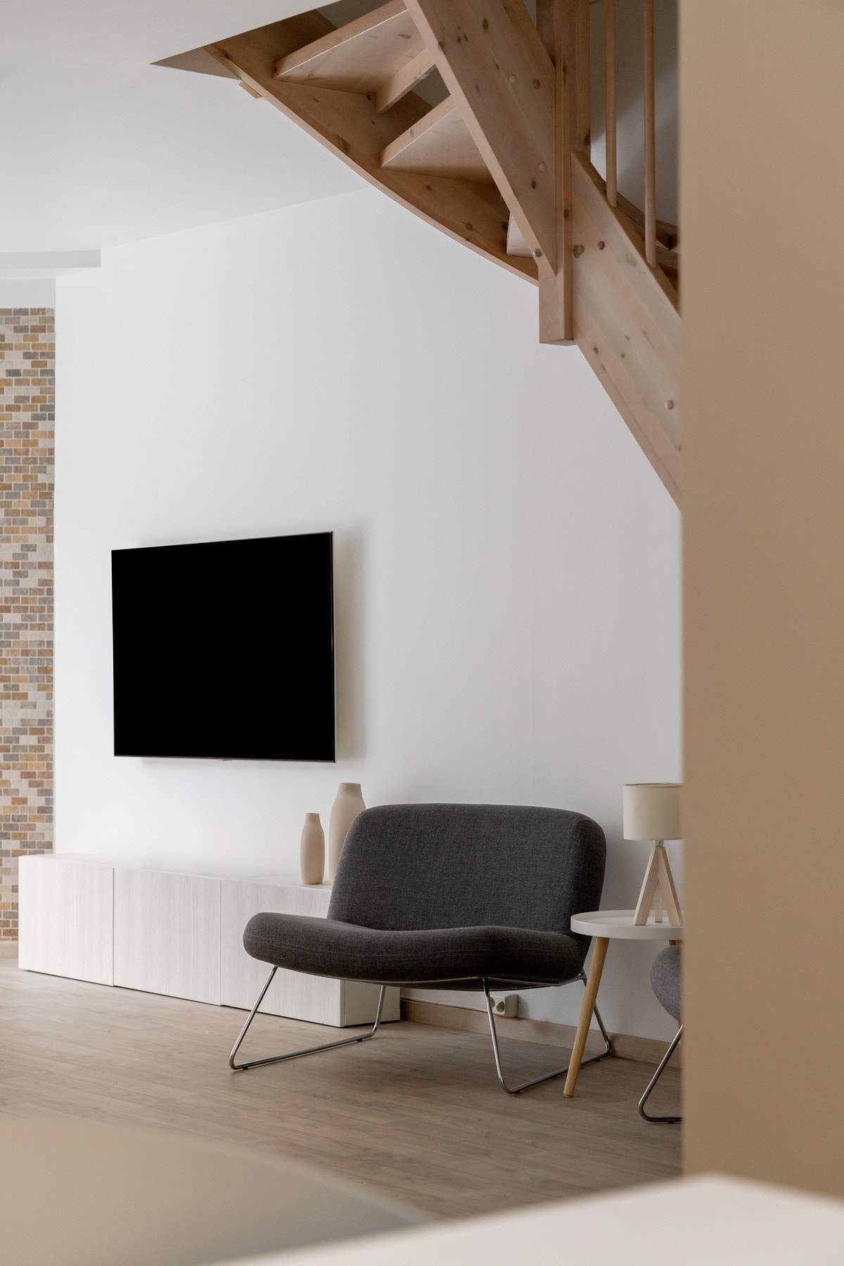 Gulvet er belagt med lekker laminat og gulvlister som matcher. Dette gir et pent og gjennomført helhetsuttrykk! Galleribilde