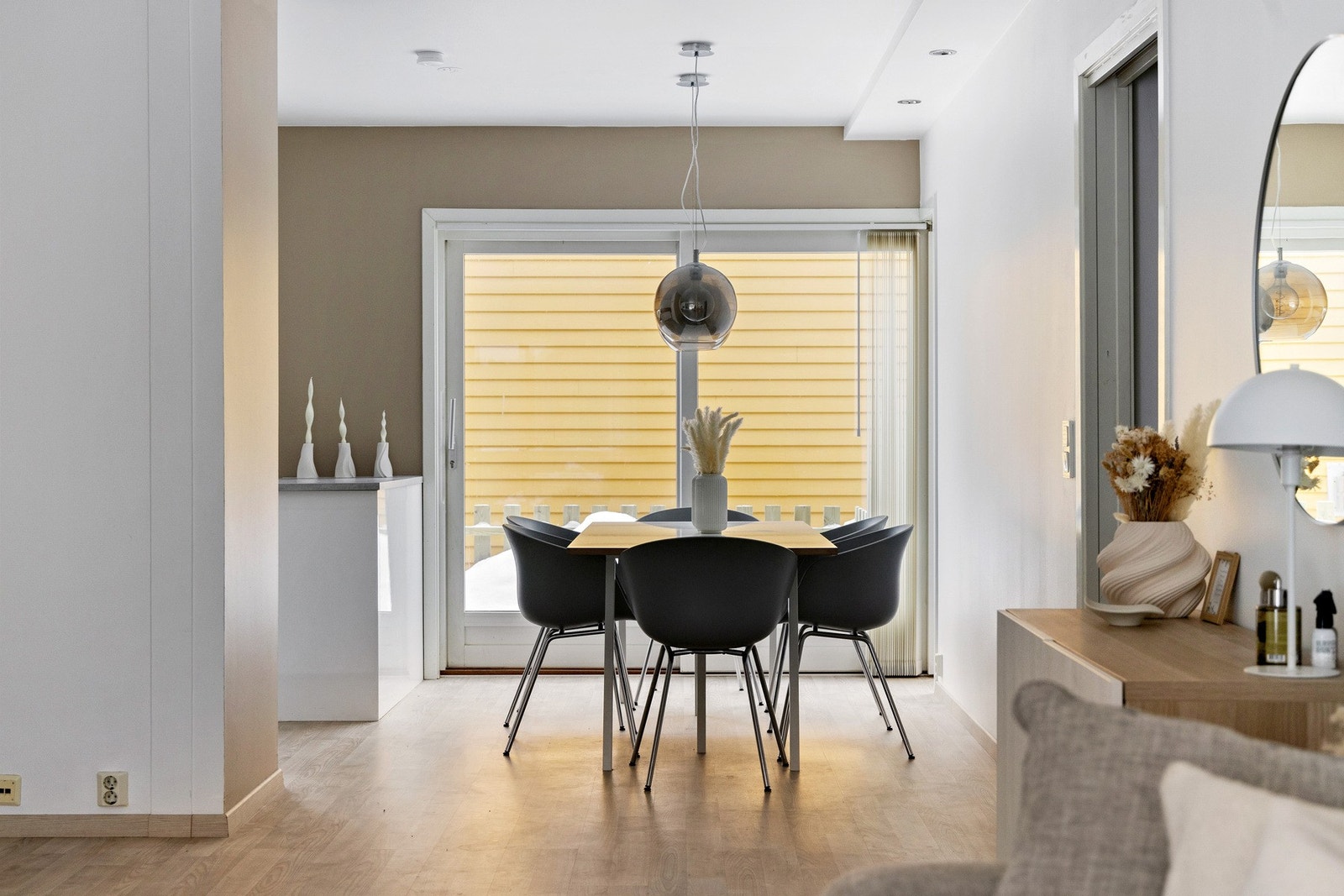 Spisestuen binder fint sammen stuen og kjøkkenet. Galleribilde