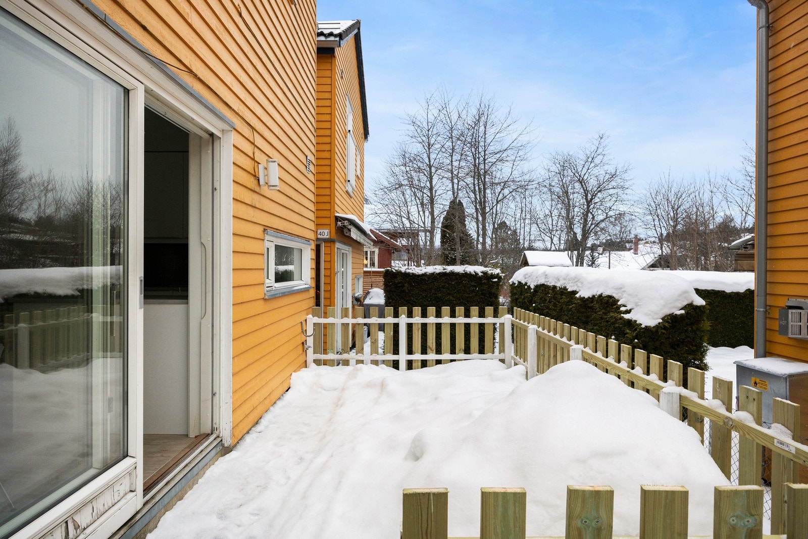 Fra kjøkkenet kommer du ut til boligens andre terrasse, som er nordøstvendt. Galleribilde