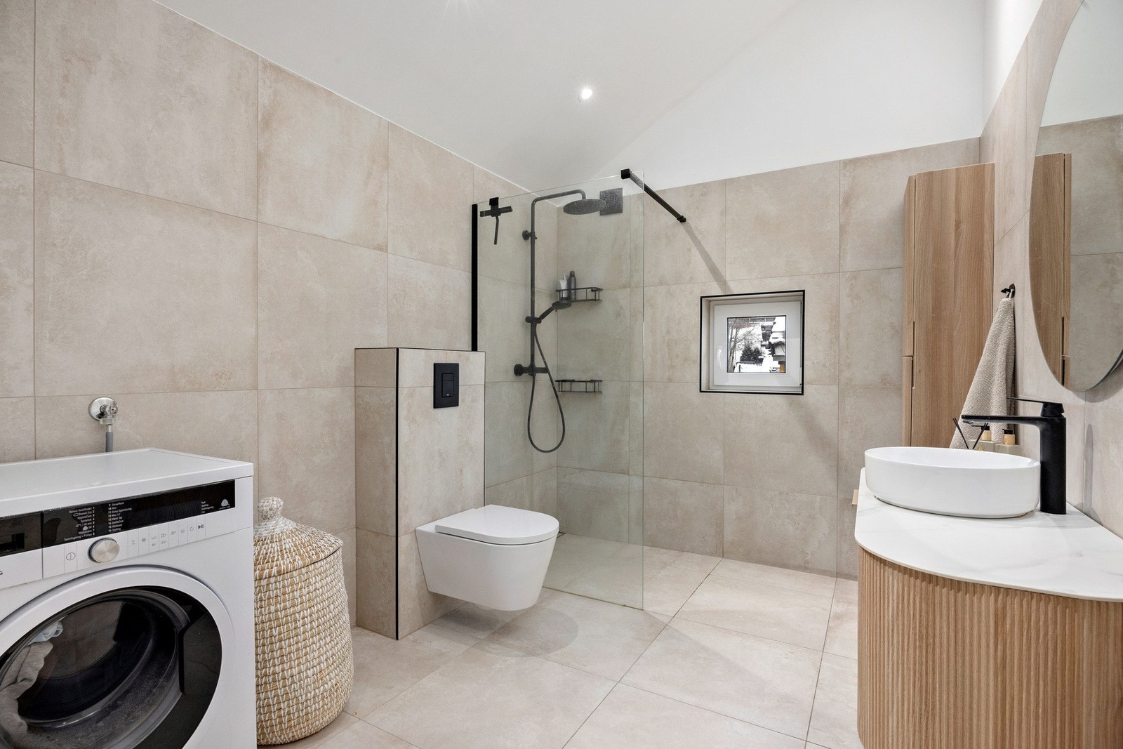 Sjarmerende bad fra 2024 med moderne innredning, og en god takhøyde! Galleribilde