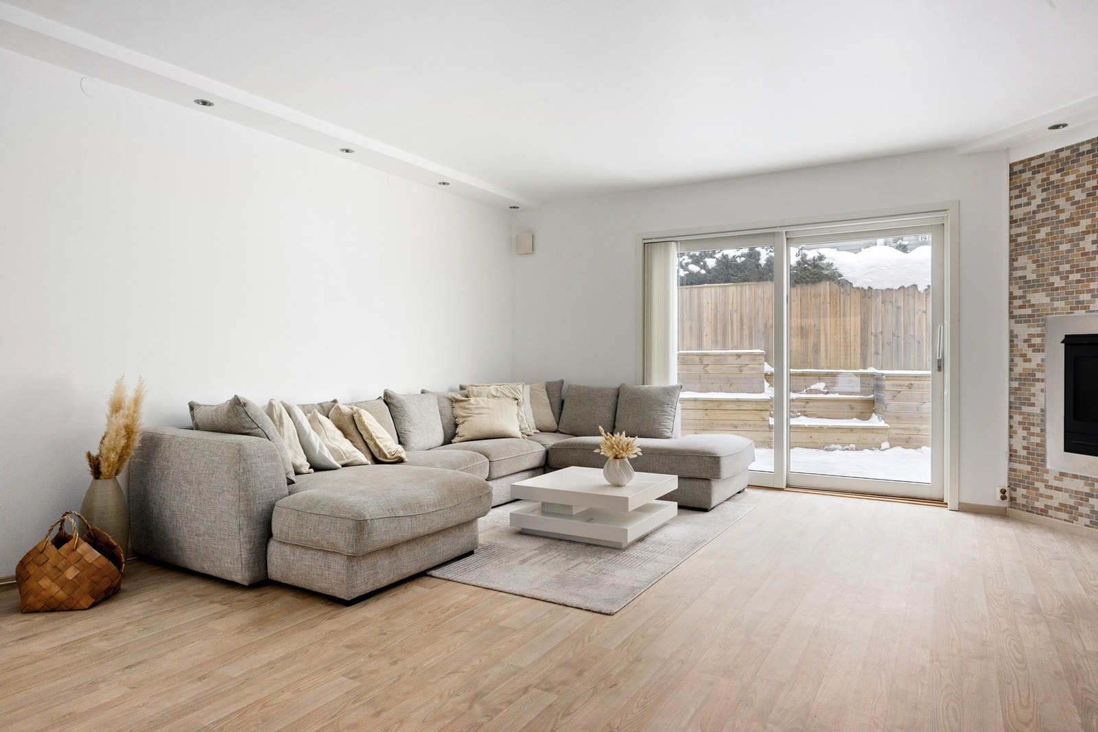 Med et så stort sosialt oppholdsrom har du god plass til møblering av sofaseksjon, sofabord, mediemøblement og annet ønskelig! Galleribilde