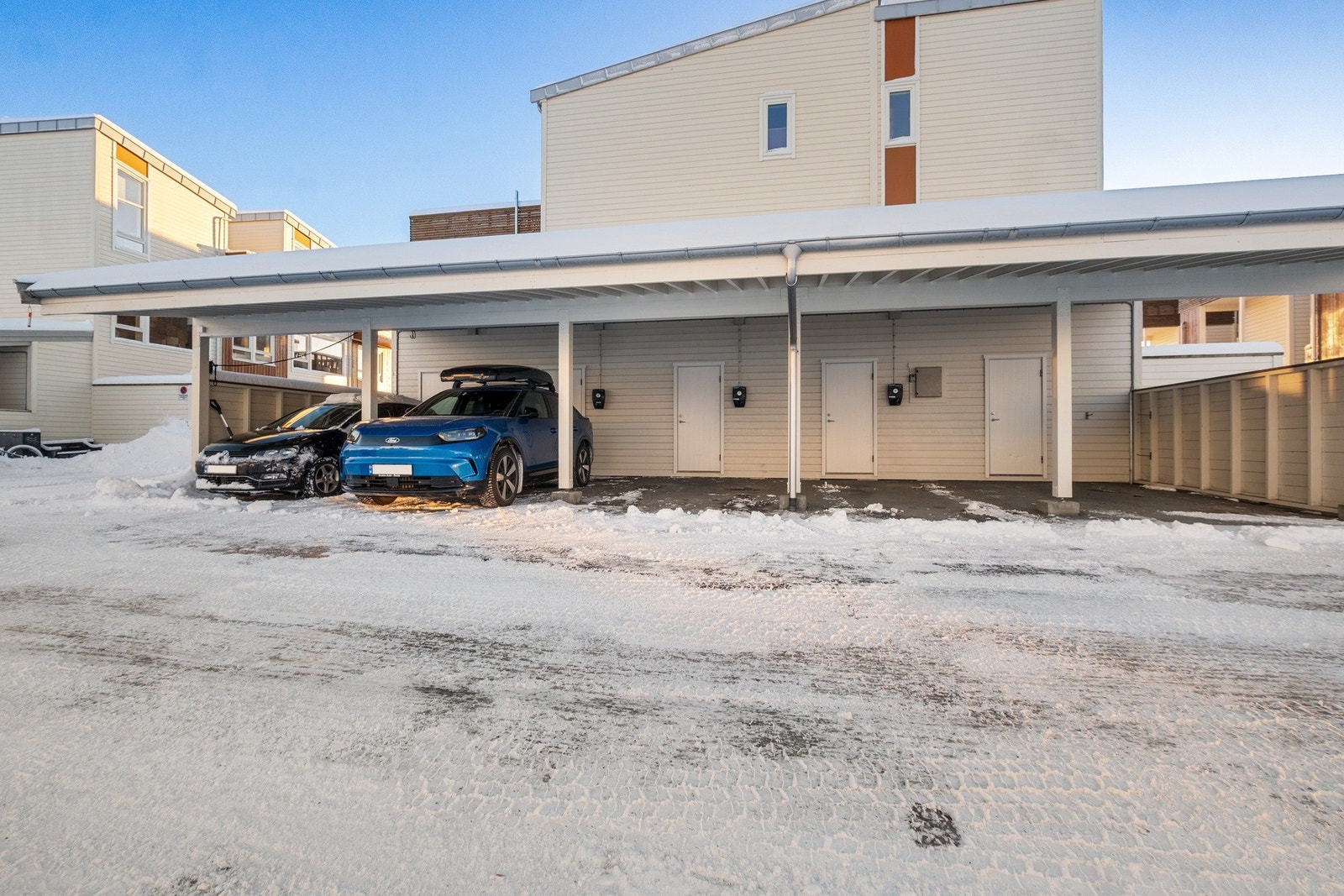 Fast parkering i carport m/ elbillader, og tilliggende sportsbod for ekstra oppebvaringsplass. Galleribilde