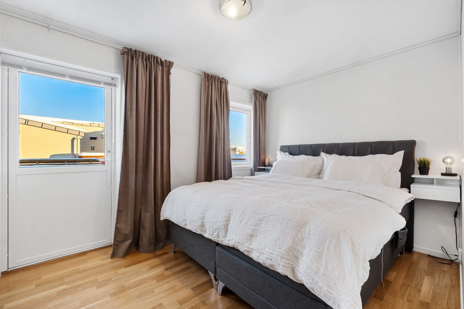 Soverom 4 er innredet med stor skyvedørsgarderobe med speildører, og har god plass til stor seng med tilhørende nattbordsmøblement. Galleribilde