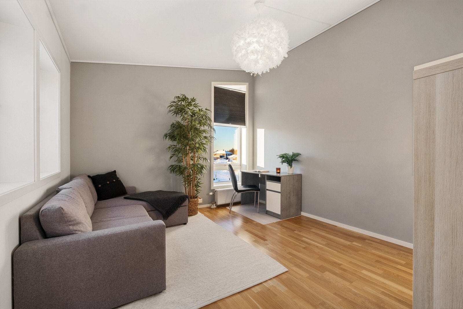 TV-Stue/Soverom 2. Fra TV-stuen er det adkomst til nok en balkong. Galleribilde