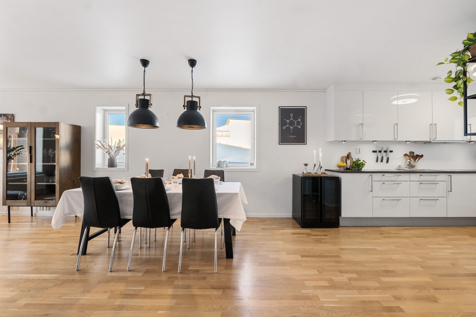 Endebeliggenhet gir ekstra naturlig lysinnslipp fra flere vindusflater. Galleribilde