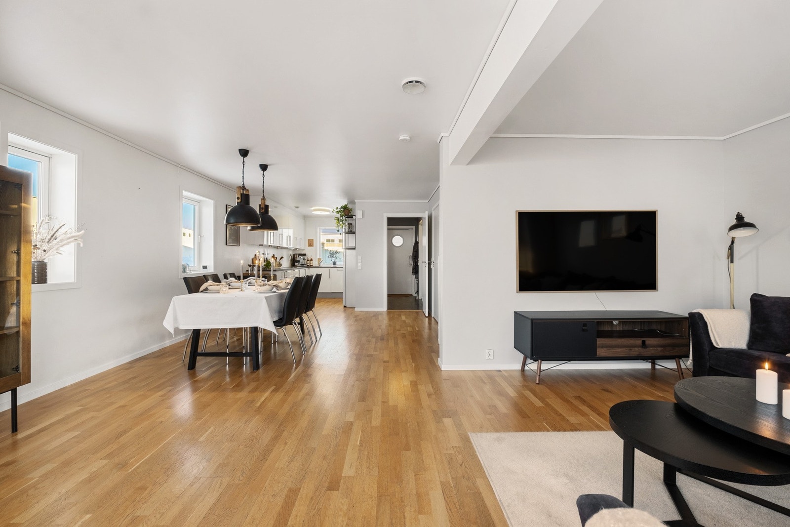 Oppholdsrommet ligger i hovedetasjen, og er av svært god størrelse. Her innreder du enkelt forskjellige soner etter ønske og behov. Galleribilde