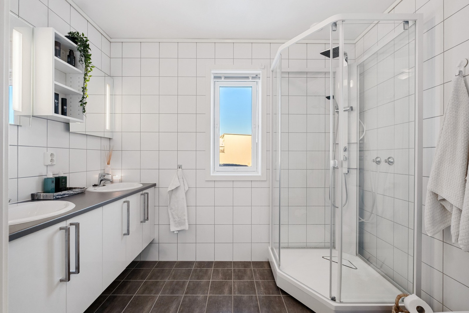 Flislagt bad i 3. etasje med stilren innredning. Servantseksjon, dusjkabinett og toalett - med elektriske varmekabler i gulv. Galleribilde