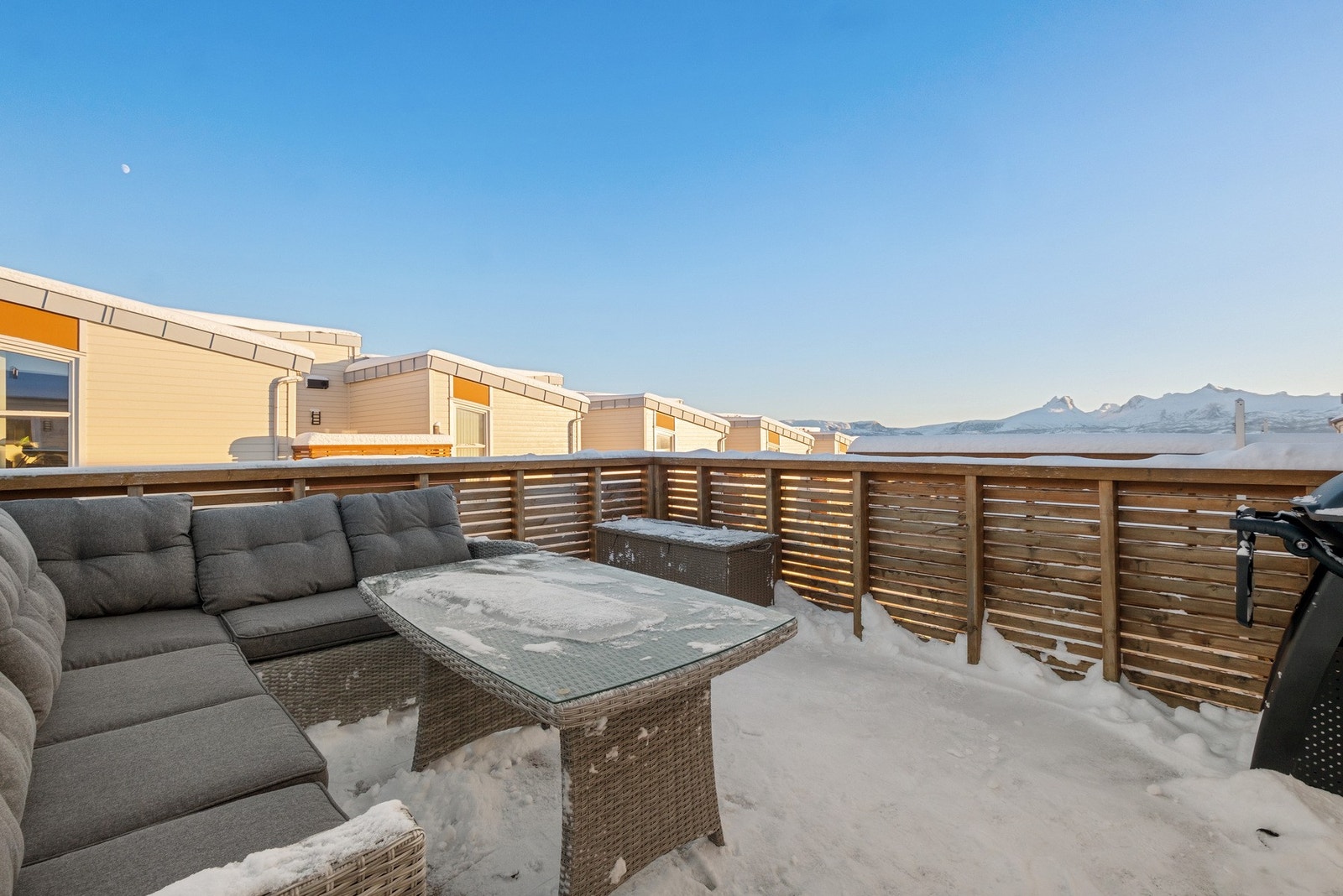 Romslig balkong i toppetasjen med adkomst fra hovedsoverommet - og fantastisk utsikt mot Børvasstindene. Galleribilde