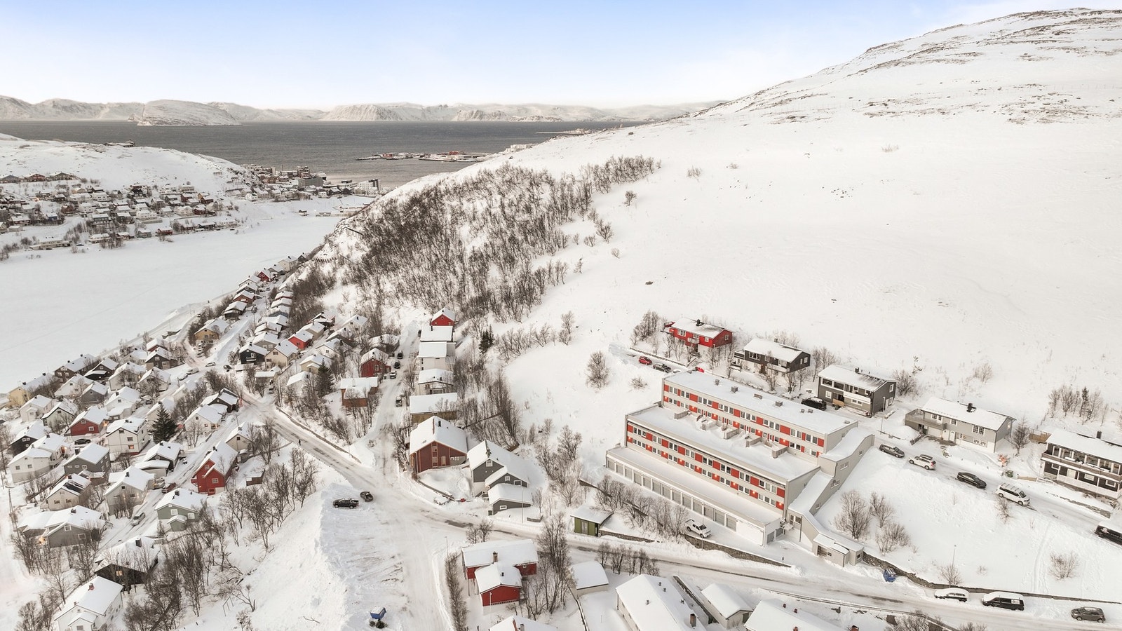 Eiendommen er en del av et veletablert og rolig borettslag i Lia, med umiddelbar nærhet til flotte turområder. Galleribilde