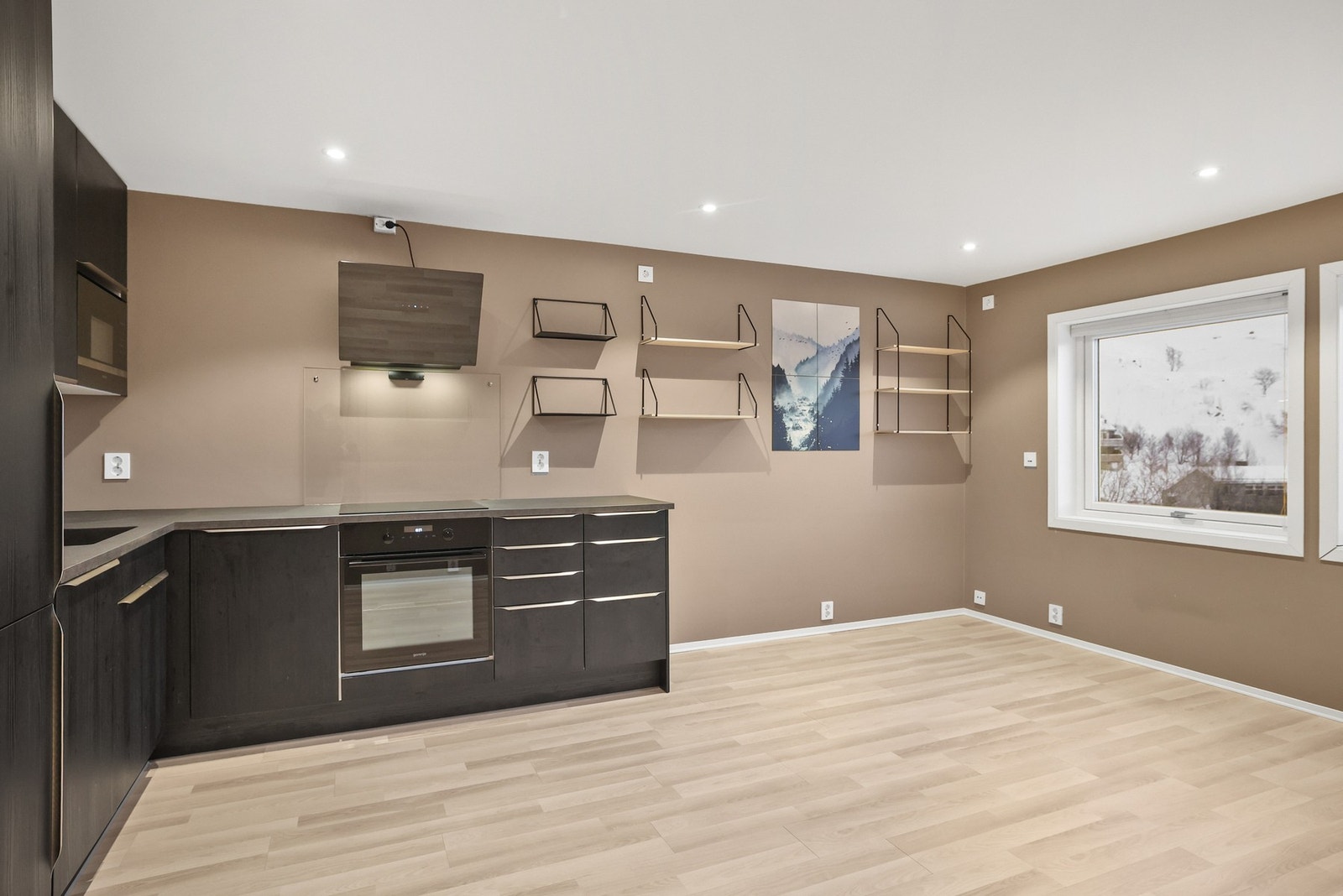 Overflatene er malt i et moderne og behagelig fargevalg. Galleribilde