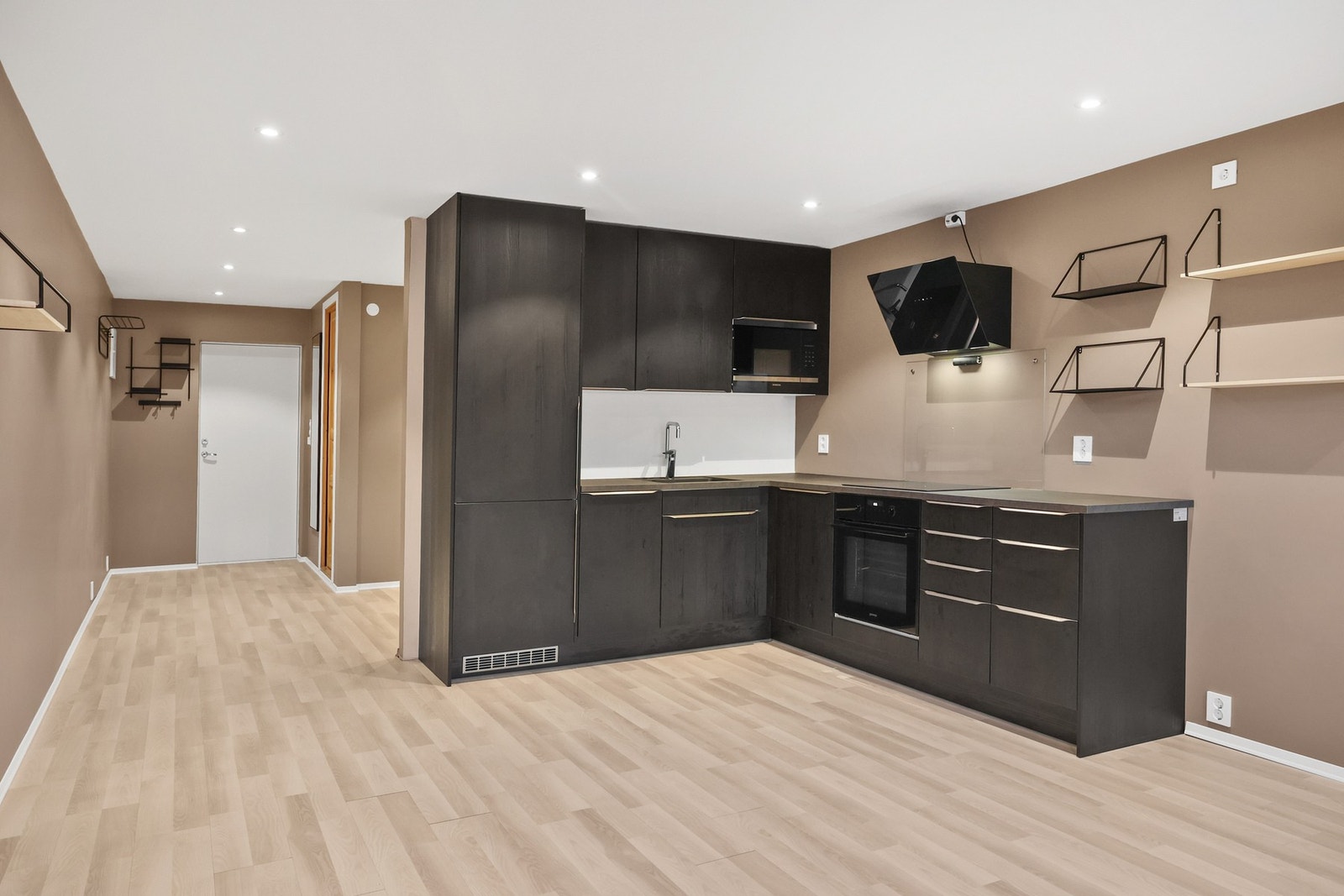 Kjøkkenet er integrert i oppholdsrommet og ble modernisert i 2021. Galleribilde