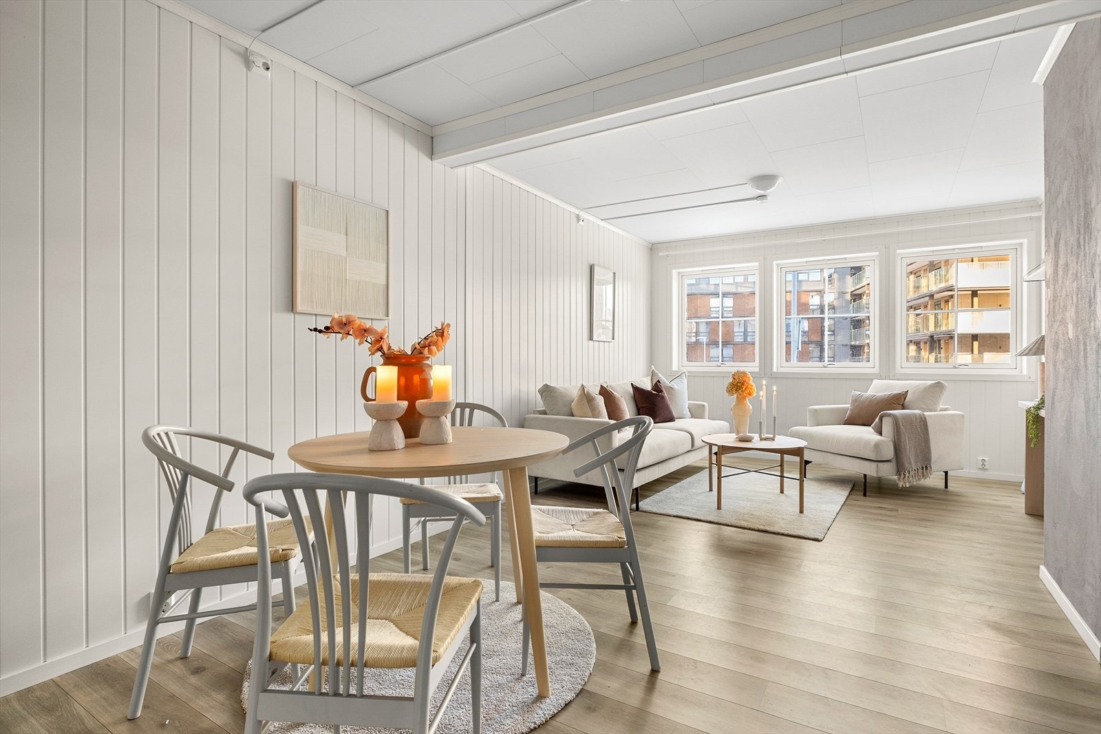 Sokkeldelen har generøse vindusflater som bidrar til naturlig lysinnslipp. Galleribilde